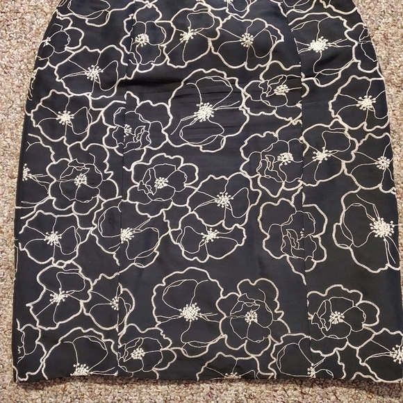 TRIO New York Black Silk Embroidered Skirt Size 6 - Picture 3 of 6